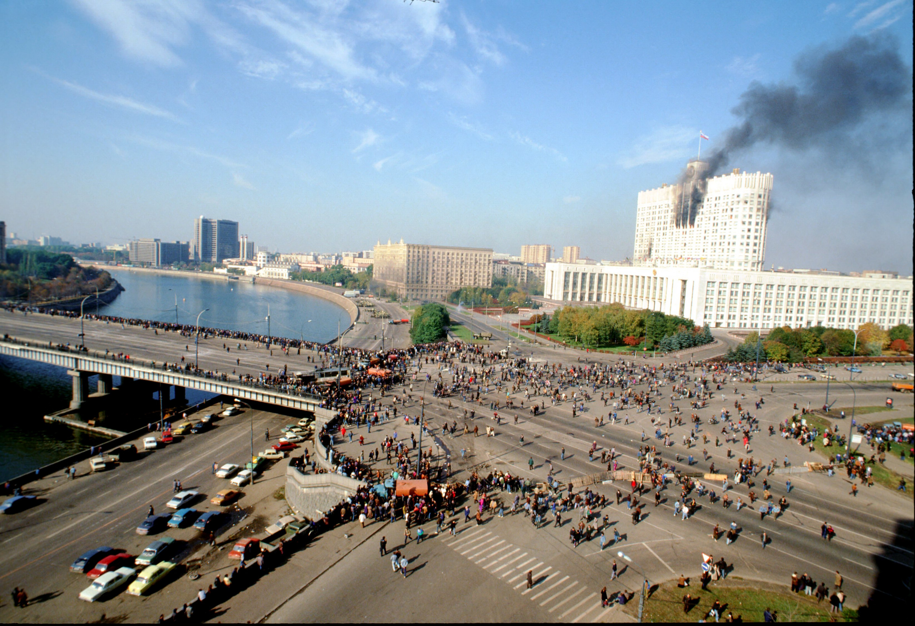 1993 правительство. Дом правительства Москва 1993. 1993 Год Москва белый дом. Белый дом Москва 1993 обстрел. Белый дом Москва 1991 обстрел.