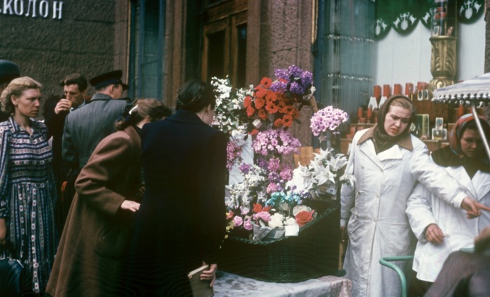 Уличная торговля цветами.