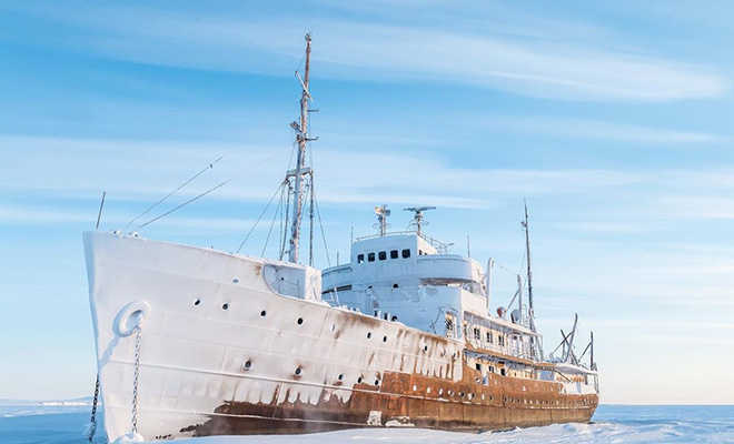 Корабль времен Второй мировой дошел до побережья якутской Арктики и вмерз в лед. Его нашли поисковики и ступили на борт