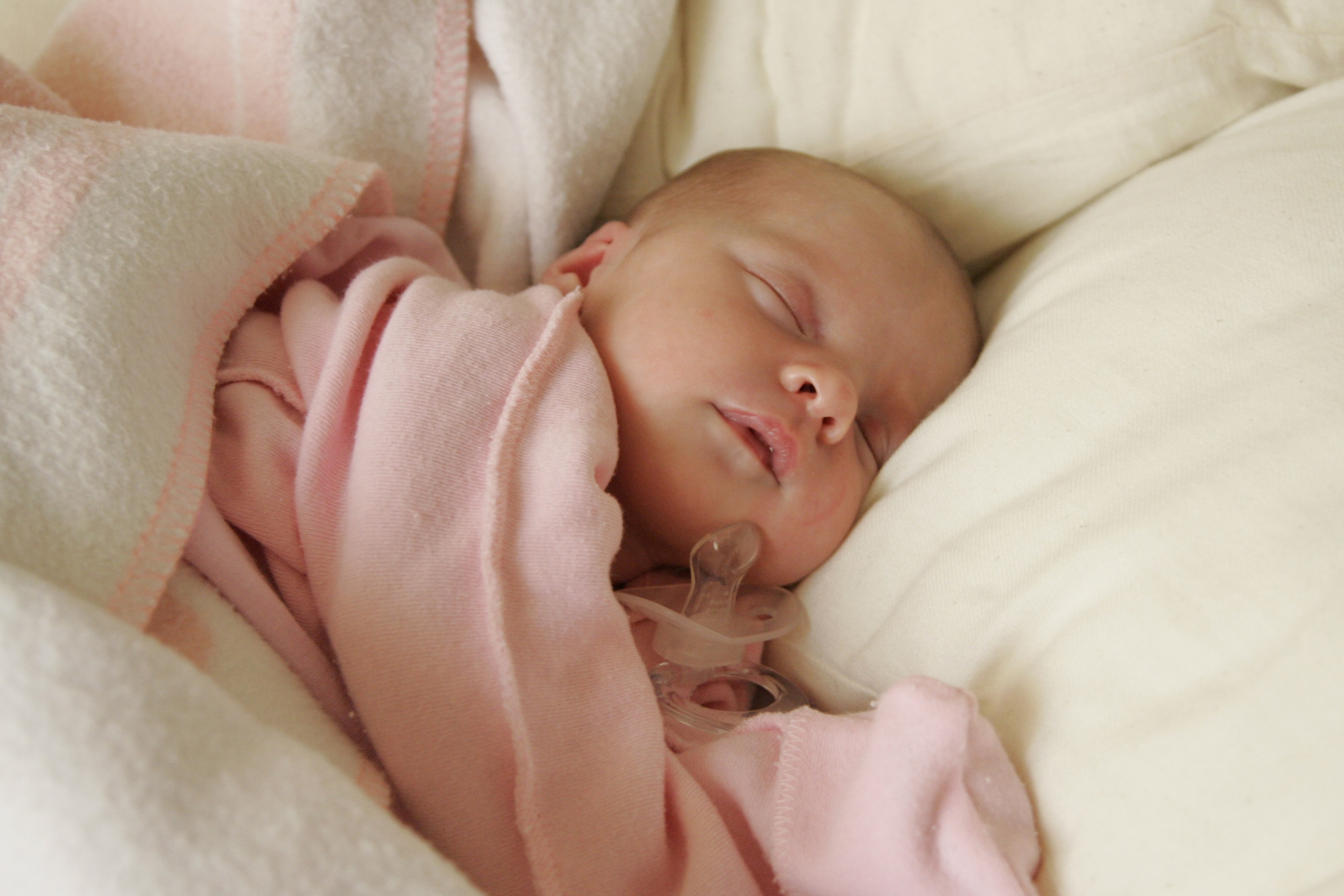 Новорожденная девочка в роддоме спит