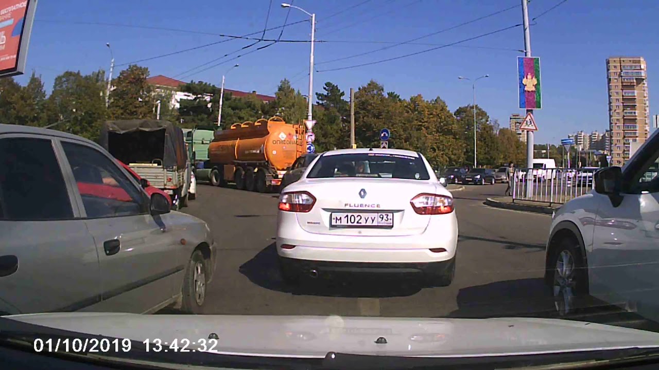 Лысый мужик с плеткой получил струю перца в Краснодаре