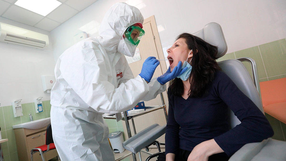 В России за сутки выявили 21687 случаев коронавируса