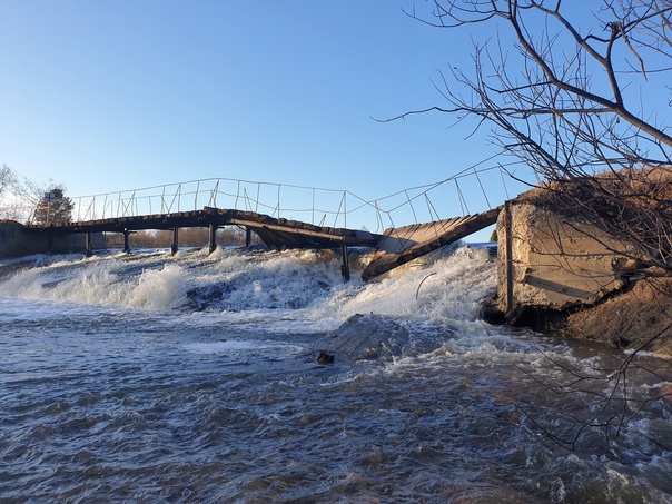 Большая вода: в Челябинской области паводком разрушило мост