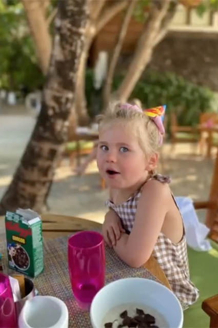 Веселый день рождения и купание в океане: как Пелагея с дочерью отдыхают на Мальдивах Звездные дети