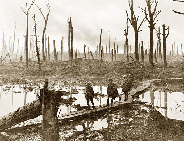 Австралийские артиллеристы в лесу близ деревни Пашендейль.
