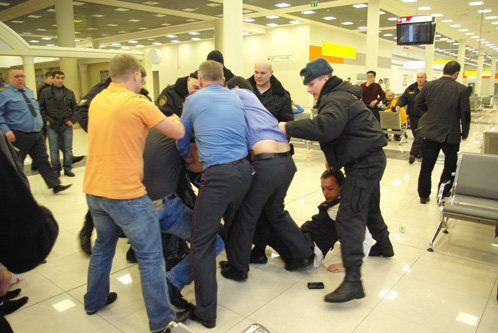ОМОН в аэропорту Минска прекратил дебош пьяных моряков с Украины