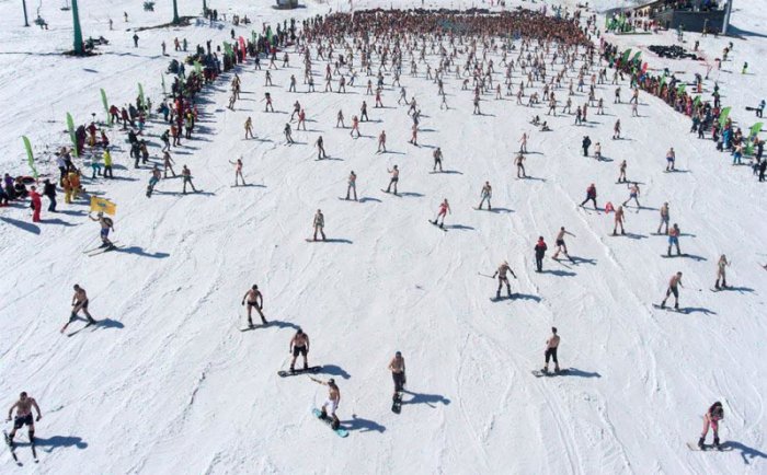 Горнолыжный спуск в купальниках на GrelkaFest 2019  