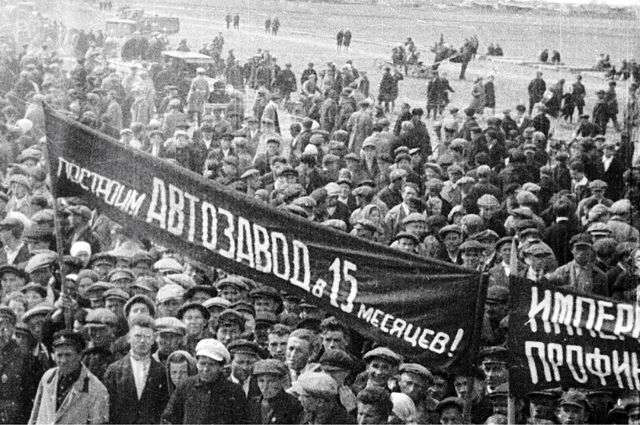 Митинг строителей Нижегородского автомобильного завода — будущего ГАЗа, сентябрь 1930 г. Первый автомобиль сошёл с конвейера в январе 1932 г.
