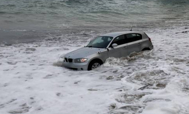 Водитель решил заехать на своем BMW на пляж и забыл про прилив. Когда он утром проснулся, машина была уже в воде