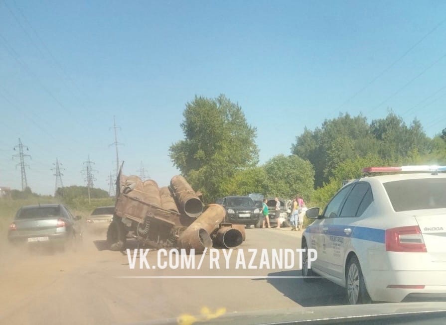 Четыре человека пострадали в ДТП с трактором в Рязани