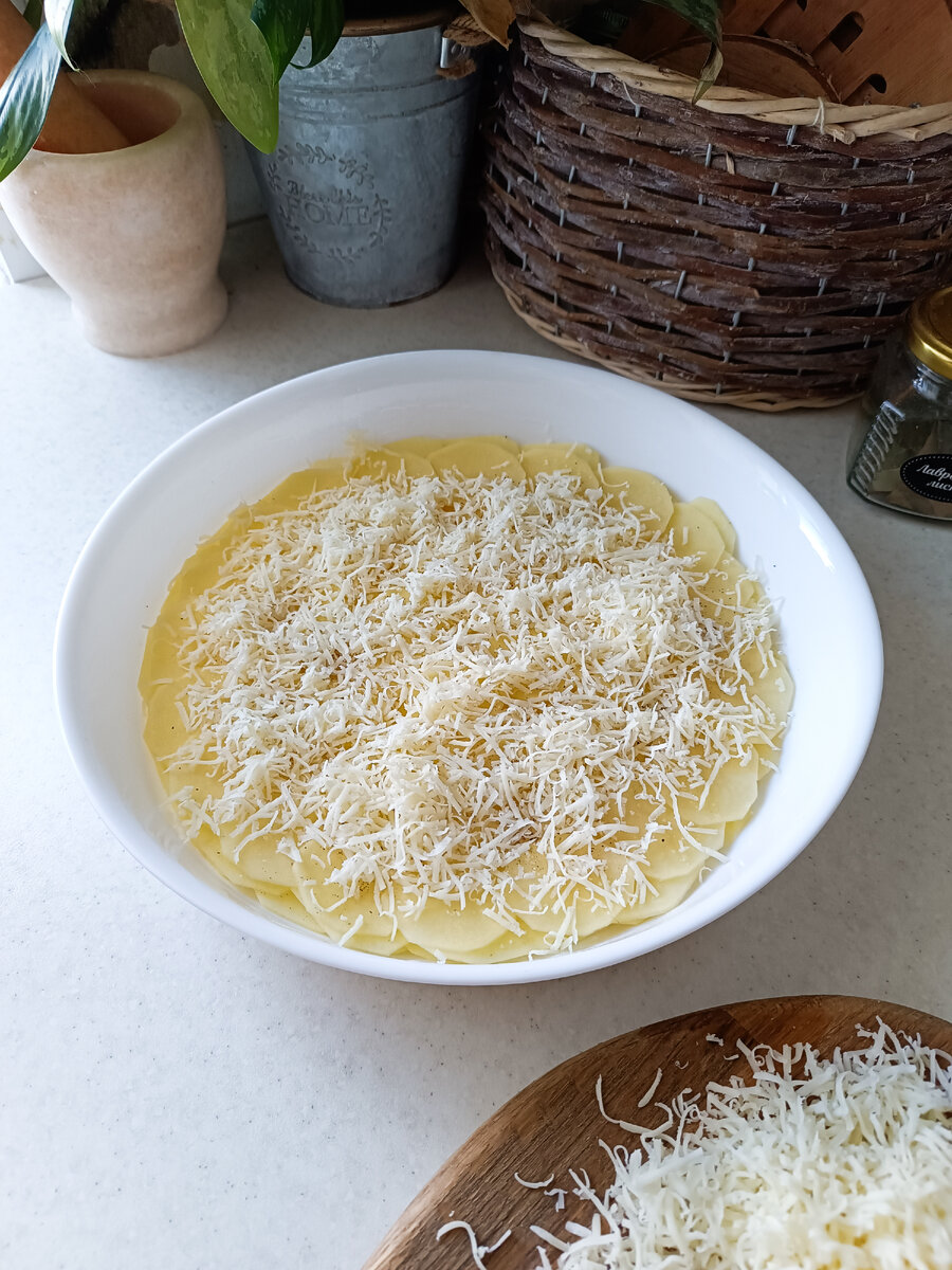 Картофельные запеканки - сытный, беспроигрышный вариант ужина. А рыбные консервы отличная альтернатива свежей рыбе, которая не всегда есть в холодильнике.-6
