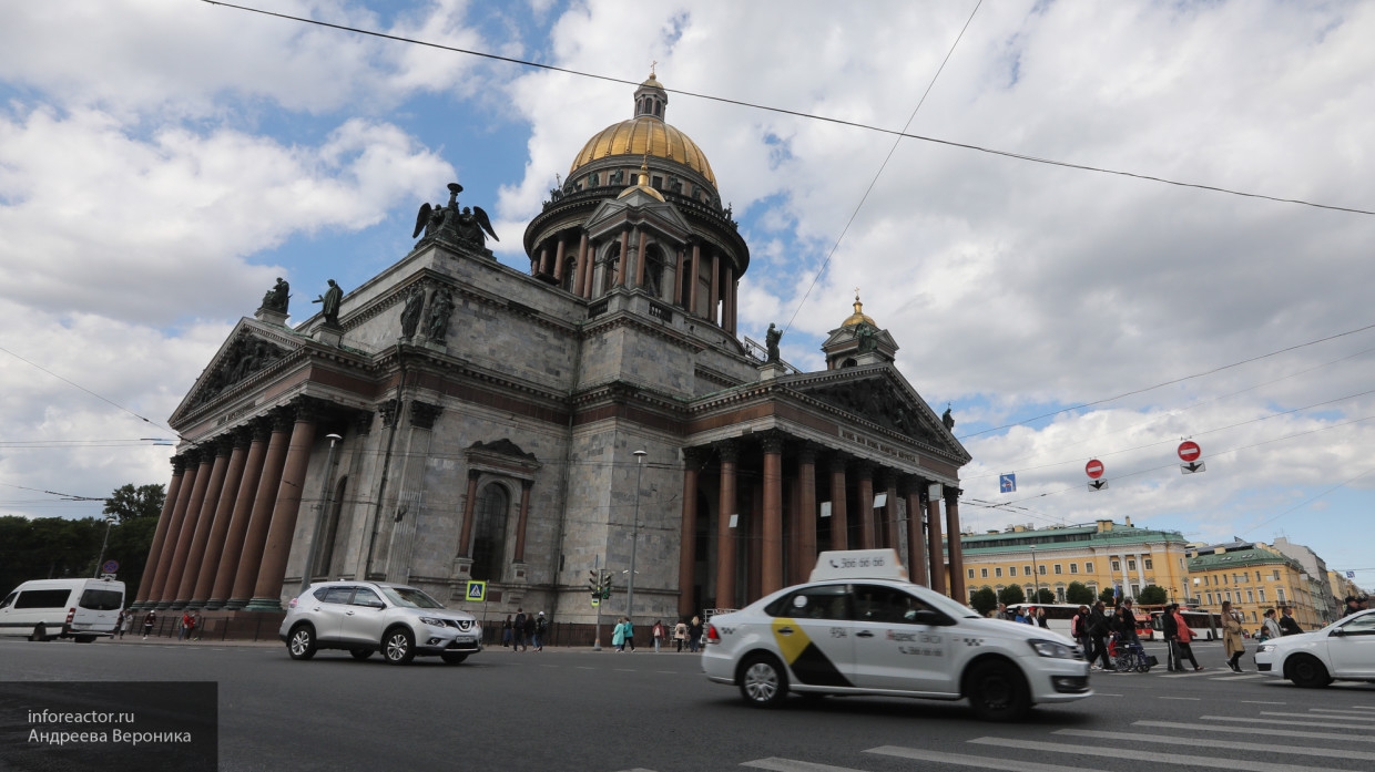 Петербург стали. Брат возле Исаакиевского собора.