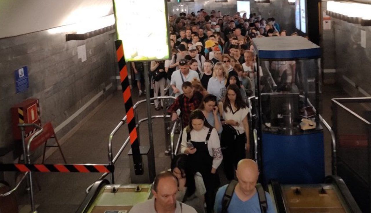 Станцию метро «Приморская» в Петербурге закрыли для входа пассажиров Общество