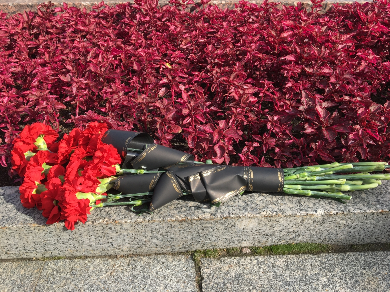Омские следователи возложили цветы к памятнику «Детям блокадного Ленинграда»