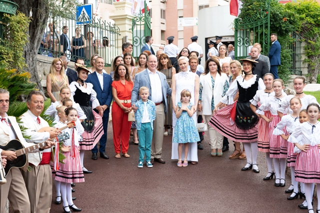 Княгиня Шарлен и Альбер II с детьми посетили традиционный "Пикник Монегасков" Княгиня Шарлен и Альбер II с детьми посетили традиционный "Пикник Монегасков" Монархии