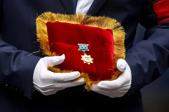 Нагрудный знак «Почетный дорожник России» бывшего министра транспорта РФ Старовойта