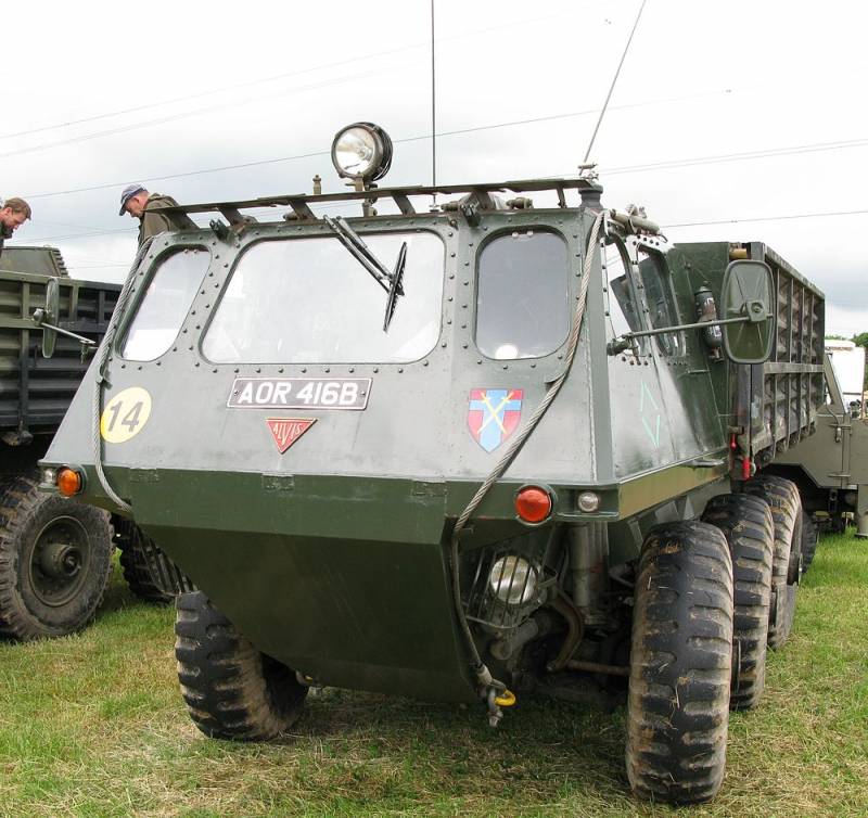 По земле и воде. Амфибийный грузовик Alvis Stalwart оружие
