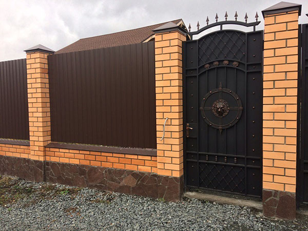 Возводим забор из кирпича своими силами сделай сам