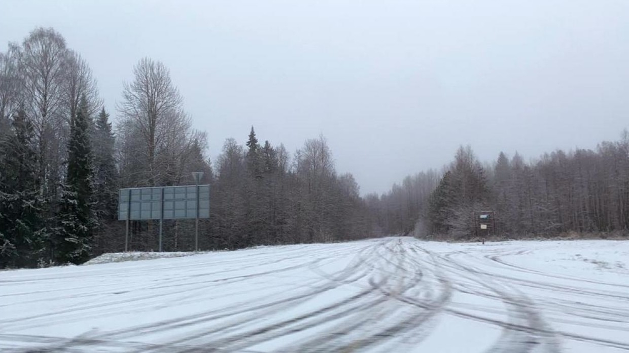 Сотрудники ДПС пришли на помощь замерзающим из-за поломки авто пенсионерам на Ямале