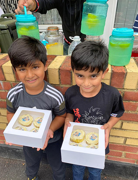 Анджелина Джоли направила щедрое пожертвование двум 6-летним продавцам лимонада в Лондоне Анджелина Джоли направила щедрое пожертвование двум 6-летним продавцам лимонада в Лондоне Стиль жизни,Благотворительность