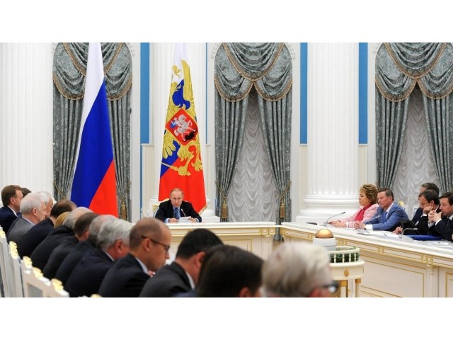 Гербовая печать и орехи: почему вредные привычки Госдумы сходят ей с рук россия