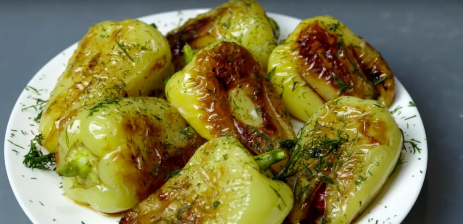 Рецепт жареного болгарского перца с чесночком и помидорами. На двоих и 4-х порций не хватает!