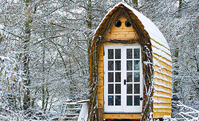 Хижина в лесу: мужчина построил полноценный дом из деревянного мусора