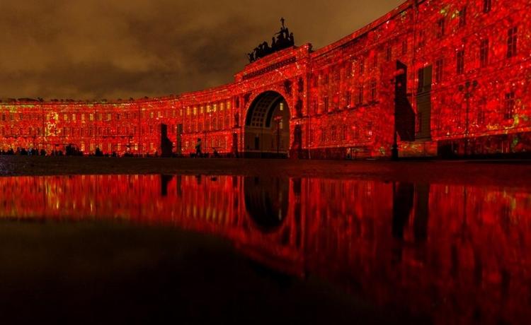 Красный петербург. Красный дворец в Санкт-Петербурге. Зимний дворец Санкт-Петербург красный. Зимний дворец 2017 красным. Красный Эрмитаж.