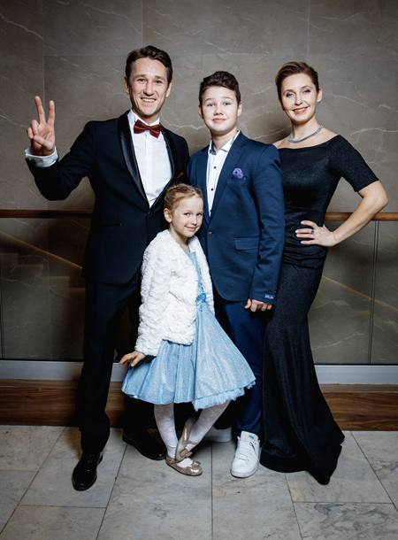 Алексей Чадов с сыном, Мария Кожевникова с детьми и другие гости премьеры фильма "Конек-Горбунок" Звезды,Красная дорожка