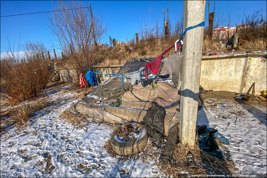 Побывал в логове бомжей (семейной пары) в Чите: неплохо они устроились