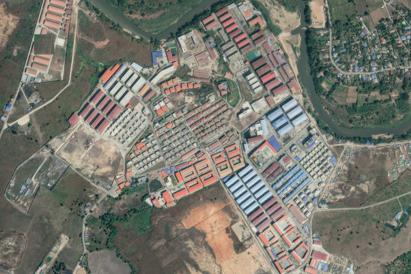   Один из скам-центров в Мьянме, снимок со спутника. Фото: Maxar Technologies