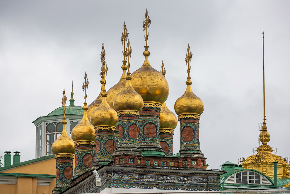 Купола церкви Ризоположения.