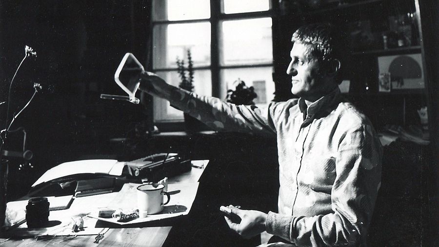 Виктор Соснора в коммунальной квартире на ул. Зодчего Росси, Ленинград