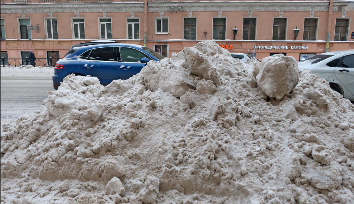 Что будет 2 декабря. Снег в Петербурге. Снег. Машина в Петербурге засыпанная снегом. Коммунальные службы убирают снег снежные завалы Ямал сугробы.