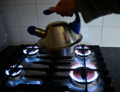 A gas cooker is seen in Boroughbridge, northern England November 13, 2012. British energy regulators on Monday said they are investigating claims made by a whistleblower that UK traders have manipulated wholesale prices on Europe's biggest gas market. REUTERS/Nigel Roddis (BRITAIN - Tags: ENERGY BUSINESS)