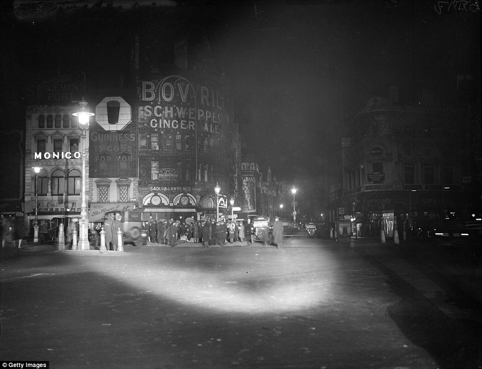 Архивные черно-белые фотографии площади Пикадилли в 1928 году