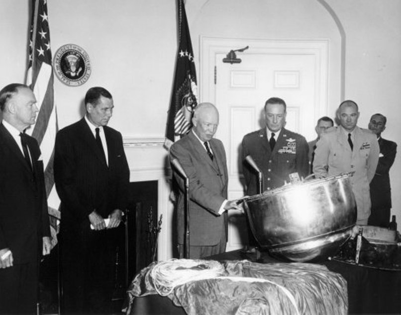 ​Президент Дуайт Эйзенхауэр осматривает возвращаемую капсулу разведывательного спутника «Discoverer 13», 15 августа 1960 года. eisenhower.archives.gov - «Зенит-2»: как космический корабль стал разведчиком | Warspot.ru