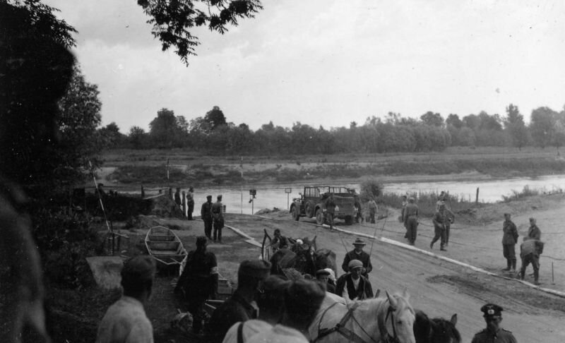 возле моста через реку Сан в районе города Ярослав.  22 июня 1941 года.