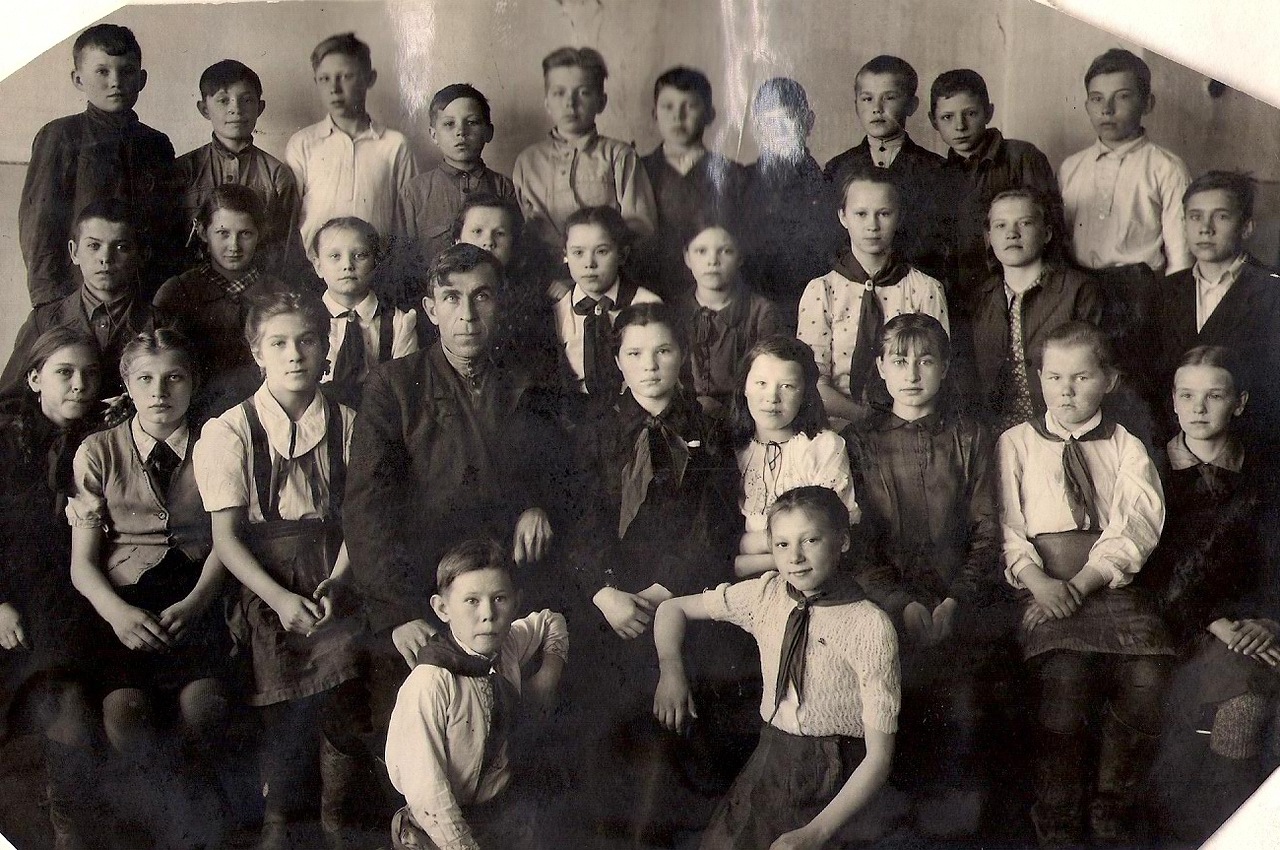 1947 год. Пионеры 6 класса с классным руководителем