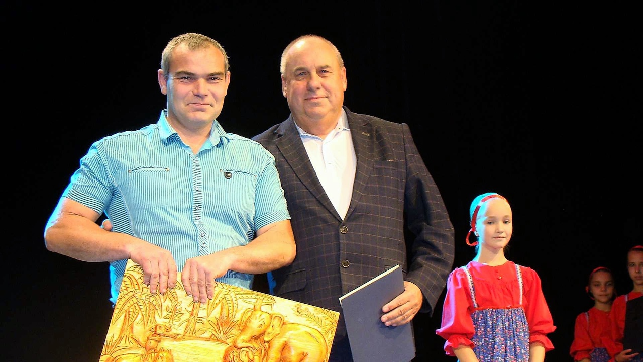 В Вышневолоцком городском округе устроили большой концерт в честь отцов