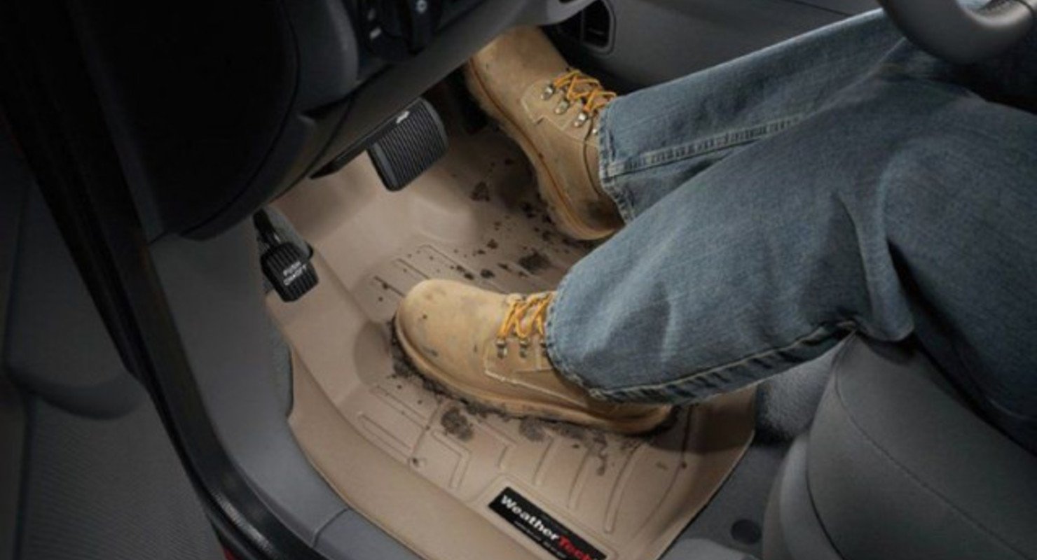 Найден удобный и простой способ, который поможет надежно зафиксировать коврик в машине