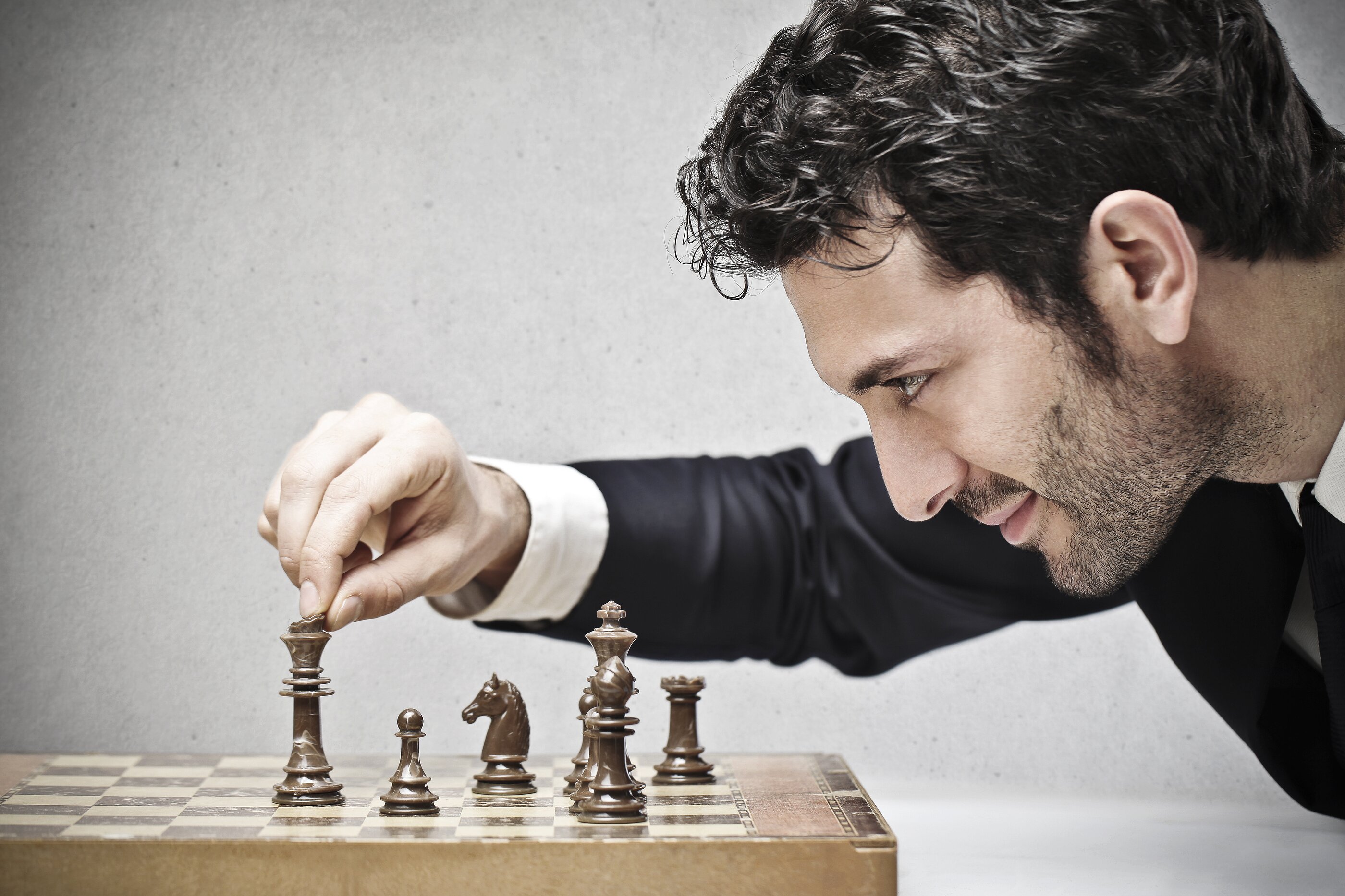 Мужчины играют в шахматы. Шахматы люди. Мужчина с шахматами. Бизнесмен шахматы. Шахматы "игрок".