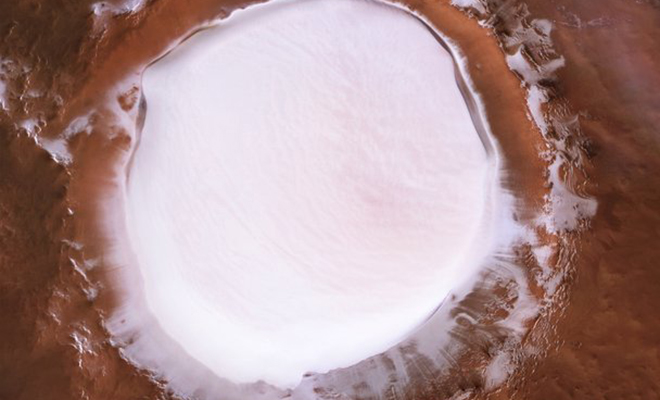 На поверхности Марса увидели замерзшее озеро почти идеальной круглой формы кратера, идеально, ученые, Орбитальный, охлаждается, ледник, опускается, льдом, воздух, время, область, Попадающий, ловушки», «холодной, эффектом, называемым, объяснили, будто, слоем, покрыт