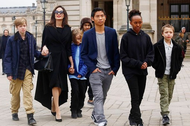 Анджелина Джоли замечена с детьми на шопинге в Западном Голливуде Анджелина Джоли замечена с детьми на шопинге в Западном Голливуде Звездные дети