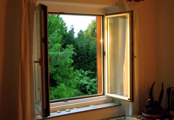 Проветривание спасет только при несильном запахе / Фото: infogorlo.ru