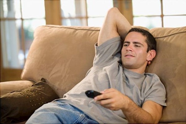 ÐšÐ°Ñ€Ñ‚Ð¸Ð½ÐºÐ¸ Ð¿Ð¾ Ð·Ð°Ð¿Ñ€Ð¾ÑÑƒ guy sitting on couch watching tv