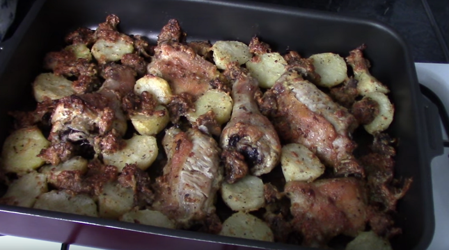 Коронное блюдо праздничного стола-румяные окорочка с картофелем и грибами