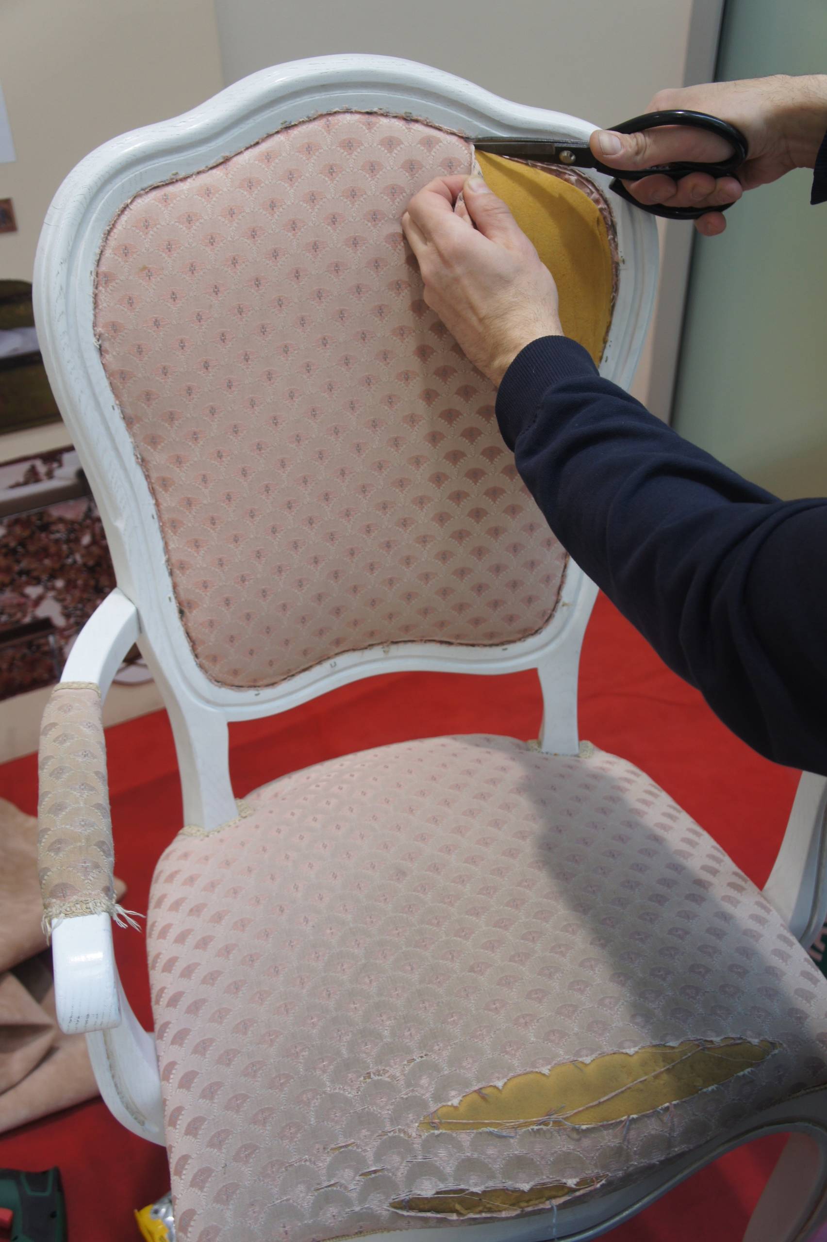 поменять обивку на стульях на дому