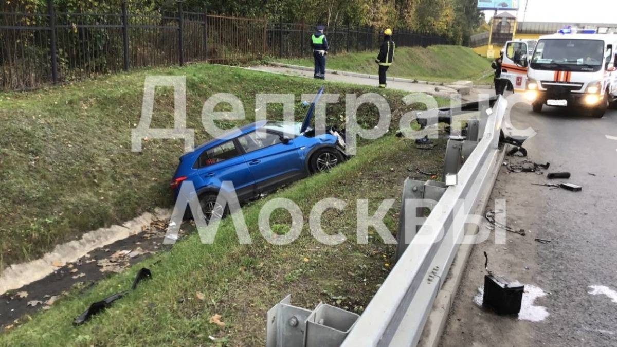 На 58 километре МКАД автомобиль съехал с проезжей части