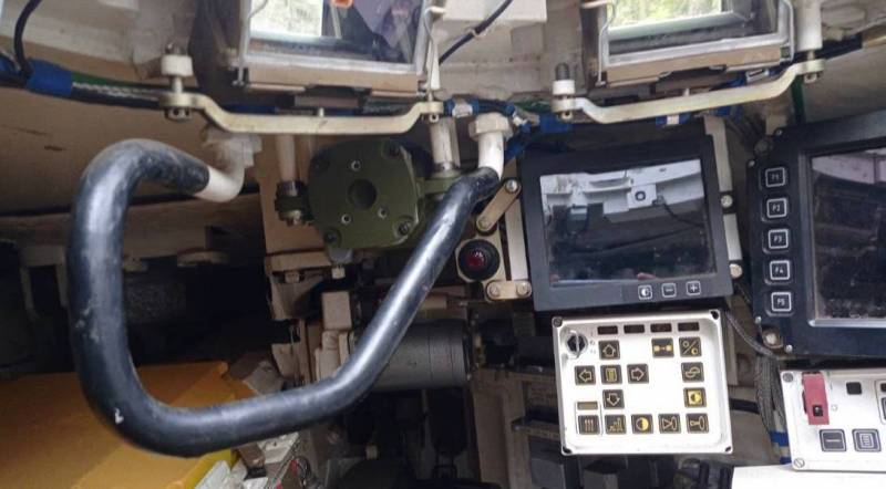 Почему бросили Т-90М в украинском лесу? Почему бросили Т-90М в украинском лесу? армия,танки